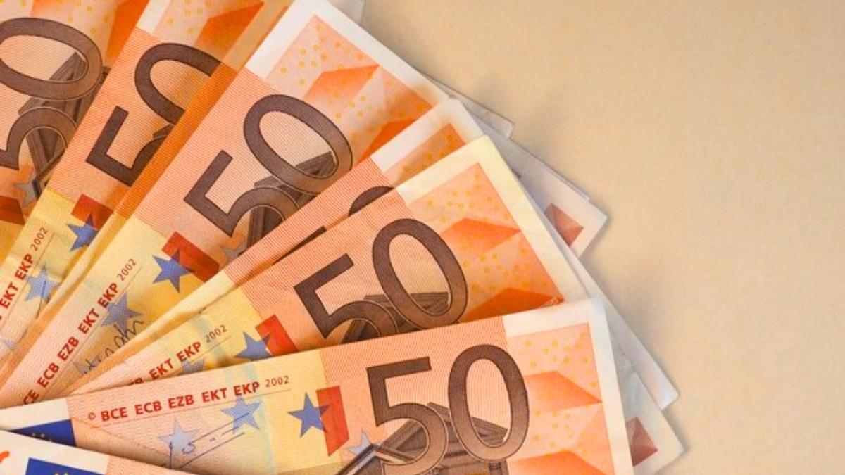 Billetes de Euro en Diferentes Denominaciones Fotografía Premium de la Moneda Europea